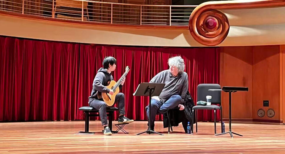 Jiujiu Wu performing in a classical guitar master class with Zoran Dukić at the Columbus State University Guitar Symposium Jiujiu Wu performing in a classical guitar master class with Zoran Dukić at the Columbus State University Guitar Symposium